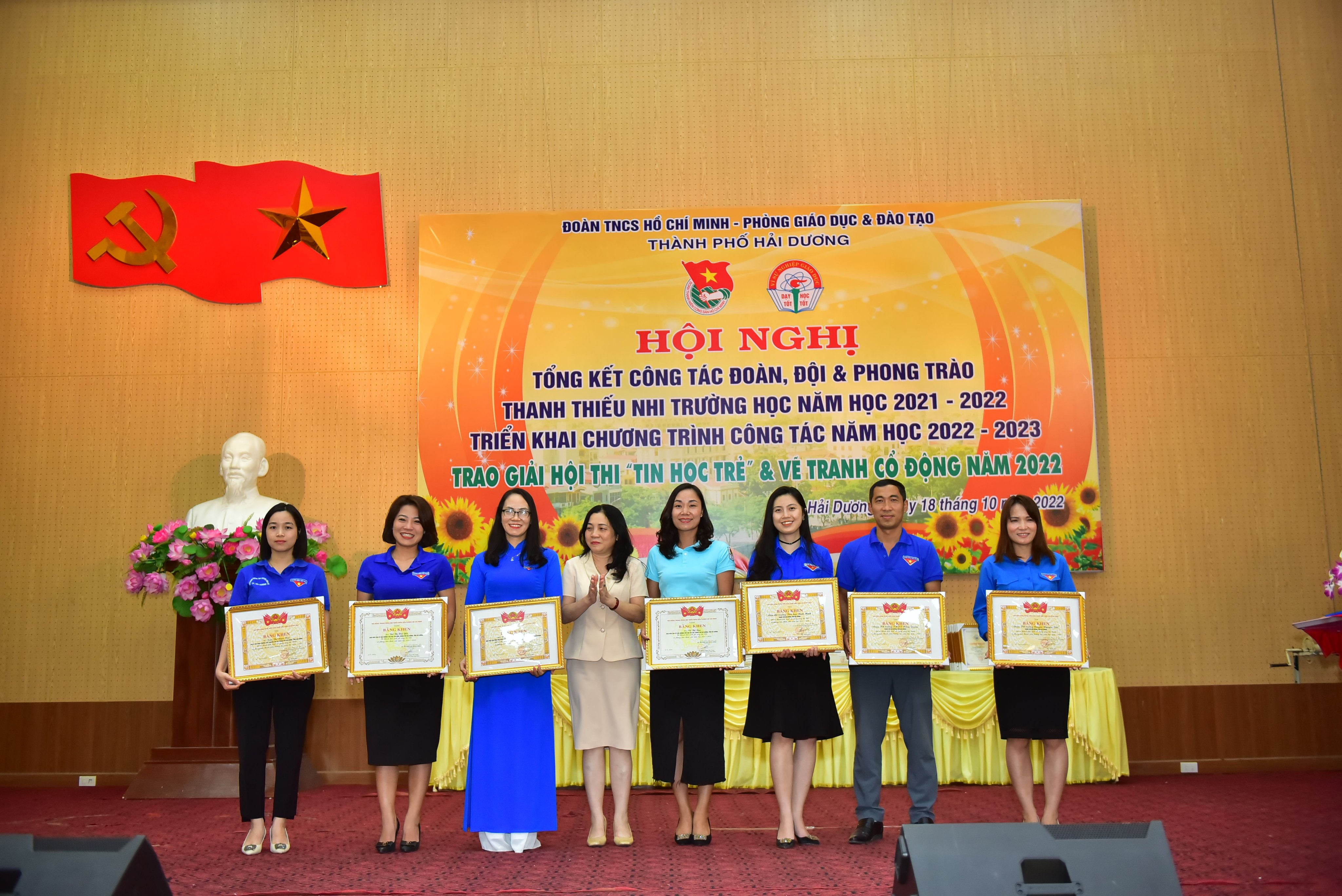 THPT Chuyên Nguyễn Trãi đón nhận nhiều bằng khen tại Hội nghị tổng kết công tác Đoàn, Đội và phong trào thanh thiếu nhi năm học 2021-2022